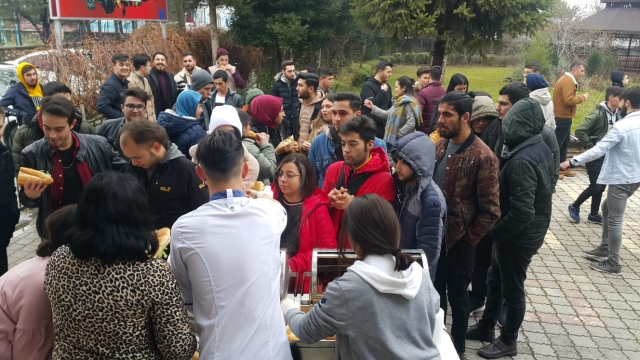Eğirdir'de Kışfest: öğrencilere müzik ve sucuk ekmek