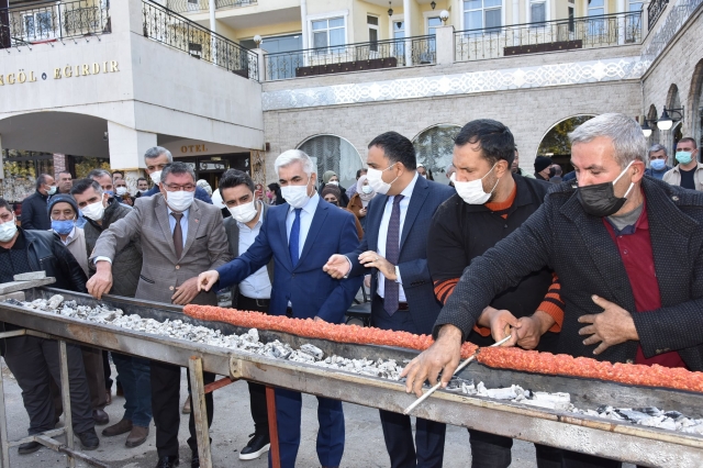 EĞİRDİR'DE  SOKAK ORTASINDA PİŞİRİLEN
32 METRE ADANA KEBABI SANİYELER İÇİNDE BİTTİ