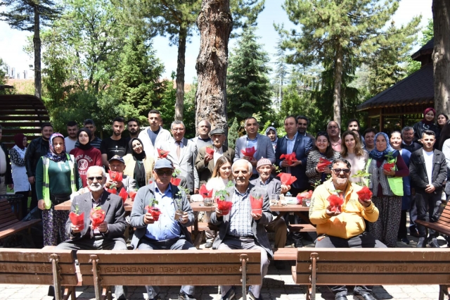 Eğirdir'de 'Yaşlı Dostu Yaşam Günü'nde Huzurevi Sakinleri ve Gençler Buluştu