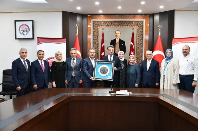 Eğitim Gönüllüsü Büyükkutlu Ailesi Yalvaç’ta Okul Yaptıracak