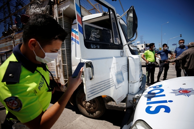 Ekmek almaya çıktı, polis kovalamacasının ortasında kaldı