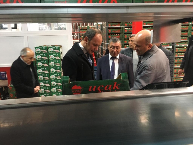 ELMALI KAYMAKAMI FARUK ERDEM ELMA’NIN BAŞKENTİ EĞİRDİR’DE.