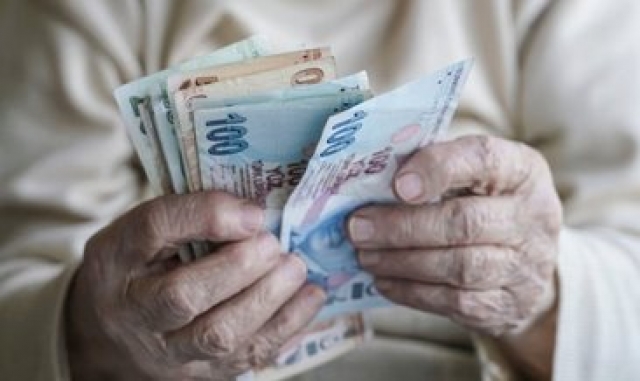 Emekliler Nisan ayında hangi ödemeleri alacak?