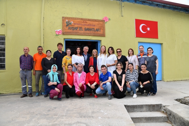 Ersoy, belediyenin ‘'Bu bayram sevgini postaya ver' projesine
destek verdi. Ahşap Sanat Merkezi çalışanları ile bir araya geldi