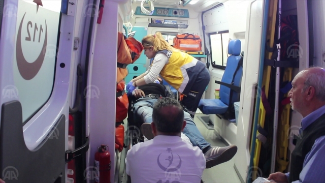 ​Eşini darp ederken düşerek yaralandı