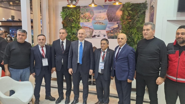 ESKİ BAKAN ADİL KARAİSMAİLOĞLU, EĞİRDİR STANDINI ZİYARET ETTİ