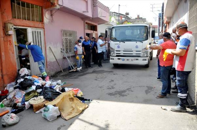 Evinde biriktirdiği çöpler sokağa taştı