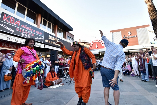 Festival coşkusu Kale Kapısı’nda 