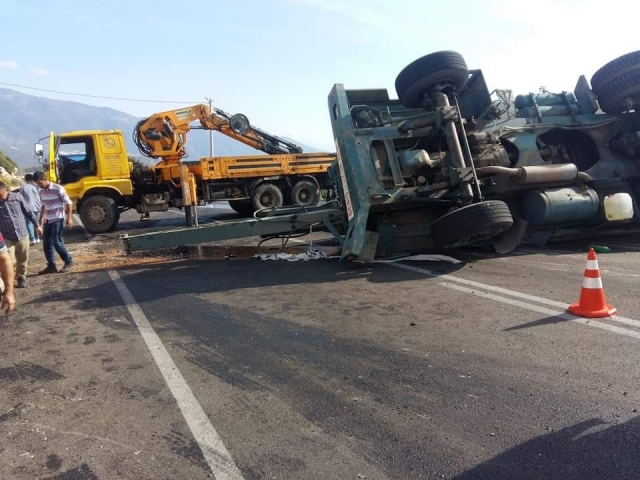  Freni patlayan iş makinesi yol kenarındaki kayalıklara çarpıp devrildi 