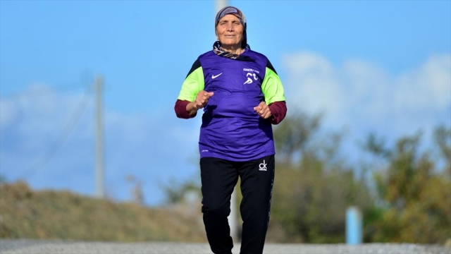 Gelibolu'nun koşucu teyzesi sporla kendini zinde hissediyor