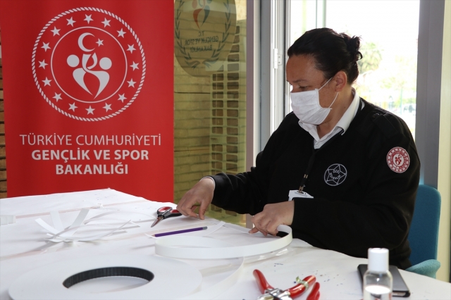 Gençlik merkezinde sağlık çalışanları için mesai yapılıyor