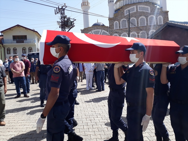 Gırtlak kanseri nedeniyle vefat eden başçavuş Antalya'da toprağa verildi