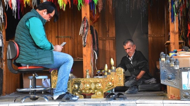 Giyemediği ayakkabıları boyayarak geçimini sağlıyor