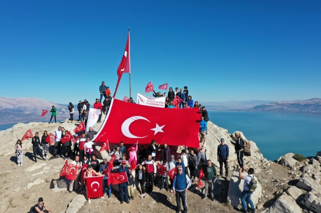 GÖL İLE GÖK ARASINDA CUMHURİYET KUTLAMASI