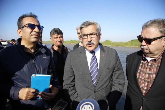Göle dönen Amik Ovası'ndaki suyu tahliye çalışmaları