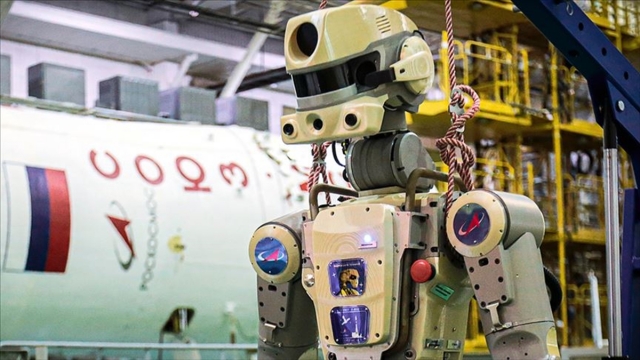 Görevini uzayda tamamlayan insansı robot dünyaya döndü