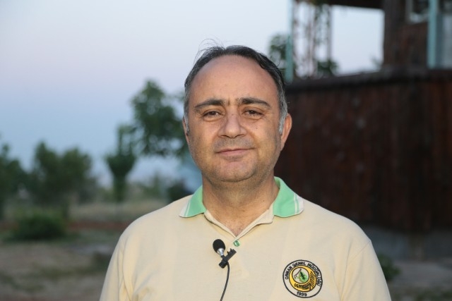 Gözleri ormanda kulakları ezanda