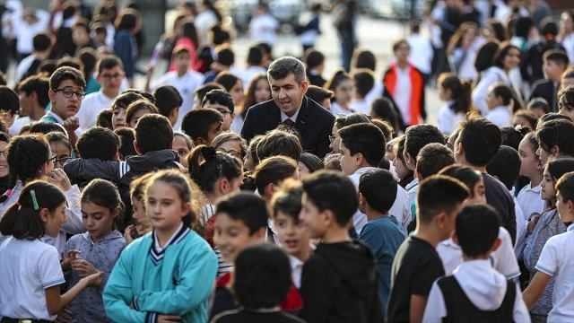 Gözlerini kaybettiği yıllarda eğitim gördüğü okulda öğrencilerinin yoluna ışık tutuyor