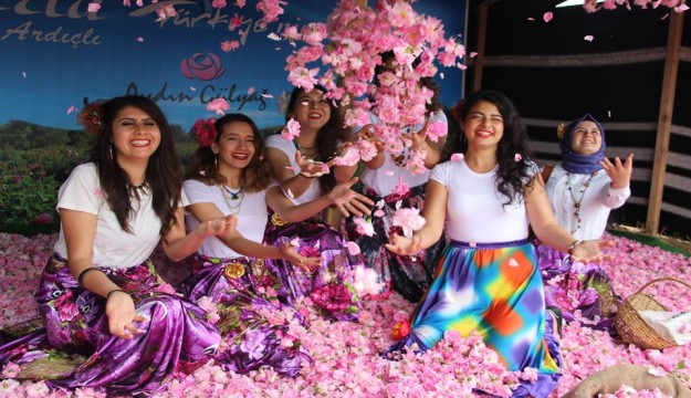 Gül bahçesinde karnaval gibi festival 