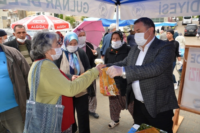 Gülnar'da annelere eşarp hediye edildi