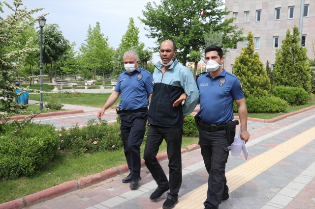 GÜNCELLEME- Isparta'da cam bardak parçalarıyla rehin alınan vatandaşı polis kurtardı