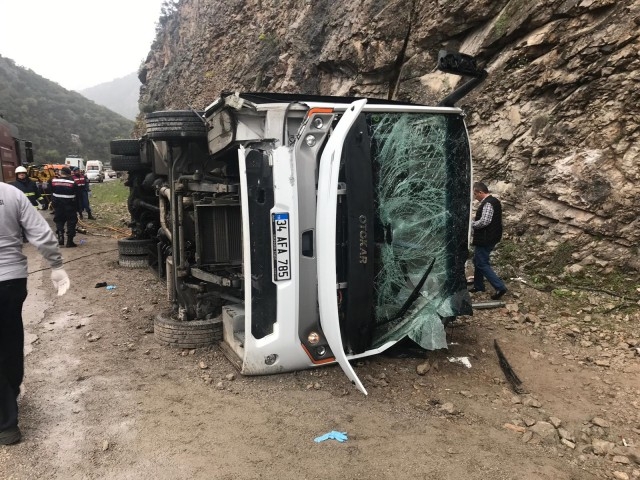 GÜNCELLEME 2 - Antalya'da yolcu midibüsü devrildi 