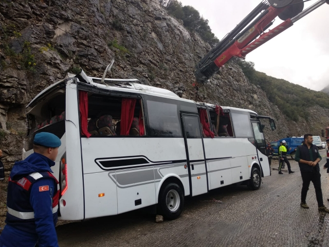 GÜNCELLEME - Antalya'da yolcu midibüsü devrildi