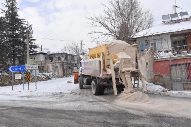 Haber: Isparta Belediyesi köylerde tuzlama çalışması yaptı