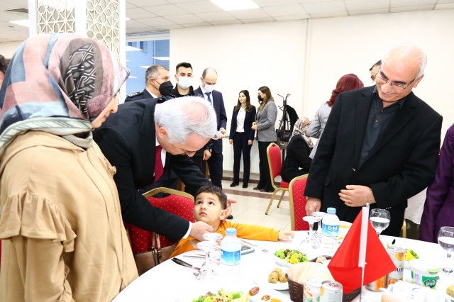 Haber: Isparta'da  şehit polislerimizin yakınlarına ve gazi polislerimiz için iftar programı