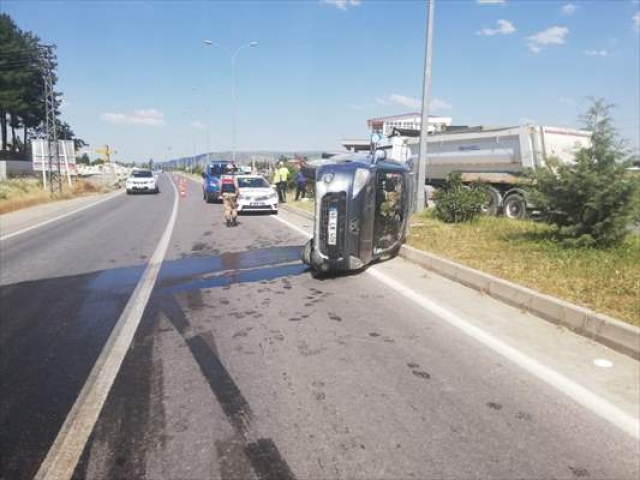 ​Hafif ticari araç refüje çarptı: 1 ölü, 3 yaralı