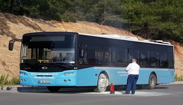  Halk otobüsünün tekerleğinde çıkan yangın büyümeden söndürüldü 