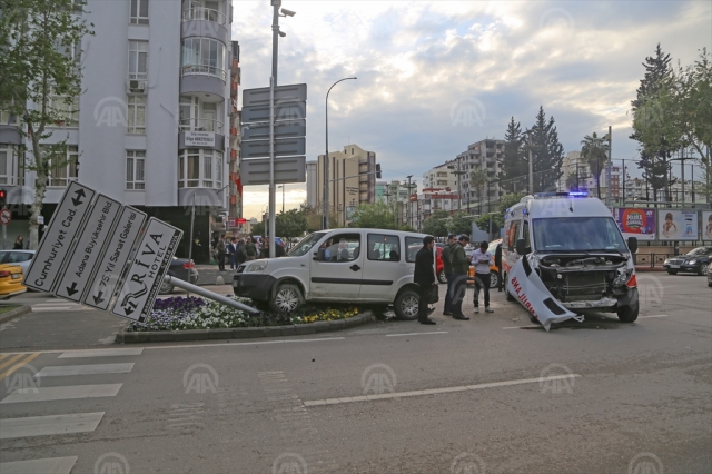 hasta taşıyan ambulans kaza yaptı