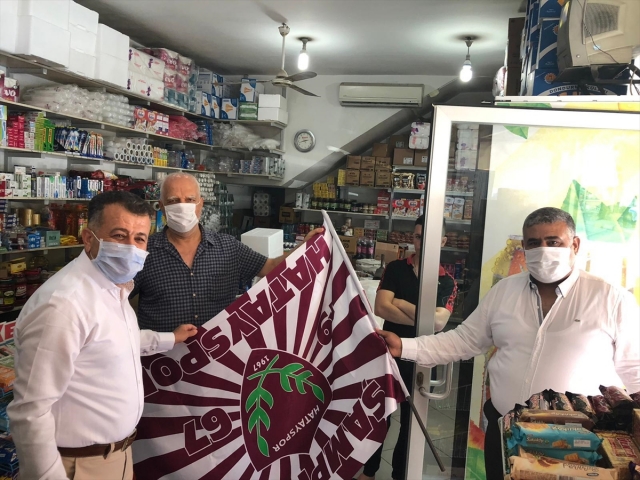 Hatay'da esnaf ve vatandaşa Hatayspor bayrağı dağıtıldı