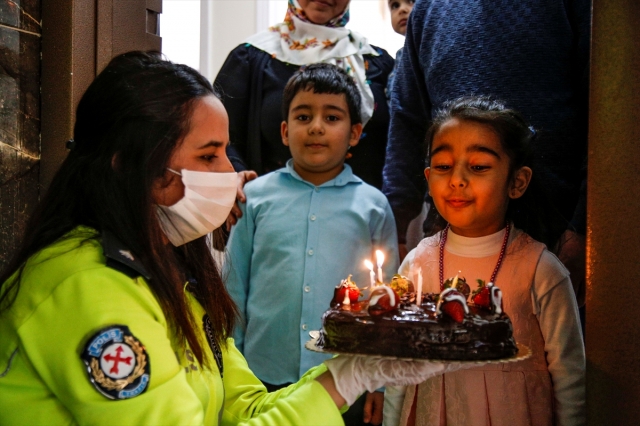 Hatay'da trafik polislerinden 5 yaşındaki Fatma'ya doğum günü sürprizi