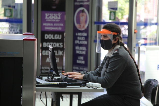 Hatay'da AVM'ler kapılarını yeniden açtı
