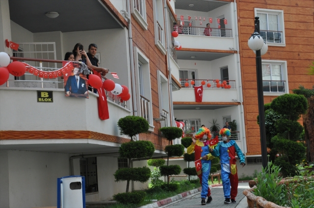 Hatay'da çocuklar 23 Nisan coşkusunu evlerinde yaşadı