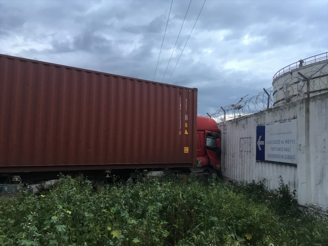 Hatay'da fren sistemi arızalanan tır duvara çarptı