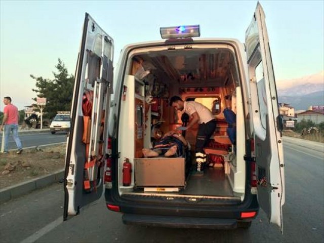 Hatay'da hafif ticari araç devrildi: 3 yaralı