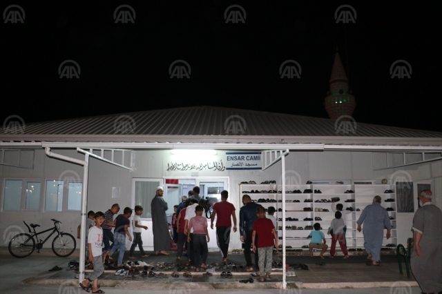 Hatay'da konteyner kentte ilk teravih