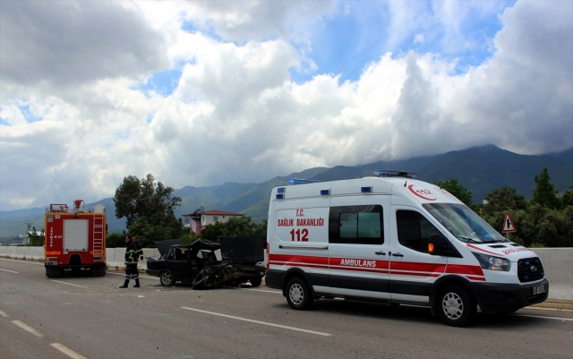 Hatay'da kontrolden çıkan otomobil iki araca çarptı: 4 yaralı