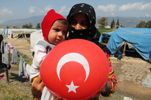 Hatay'da mevsimlik tarım işçilerinin çocuklarına 23 Nisan hediyesi