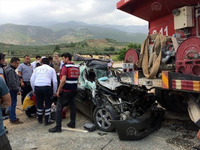 Hatay'da otomobil arazöze çarptı: 1 ölü, 1 yaralı