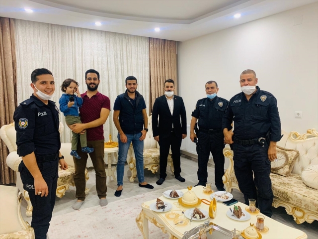 Hatay'da polisten 4 yaşına giren çocuğa doğum günü sürprizi
