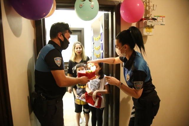 Hatay'da polisten küçük Elif'e doğum günü sürprizi