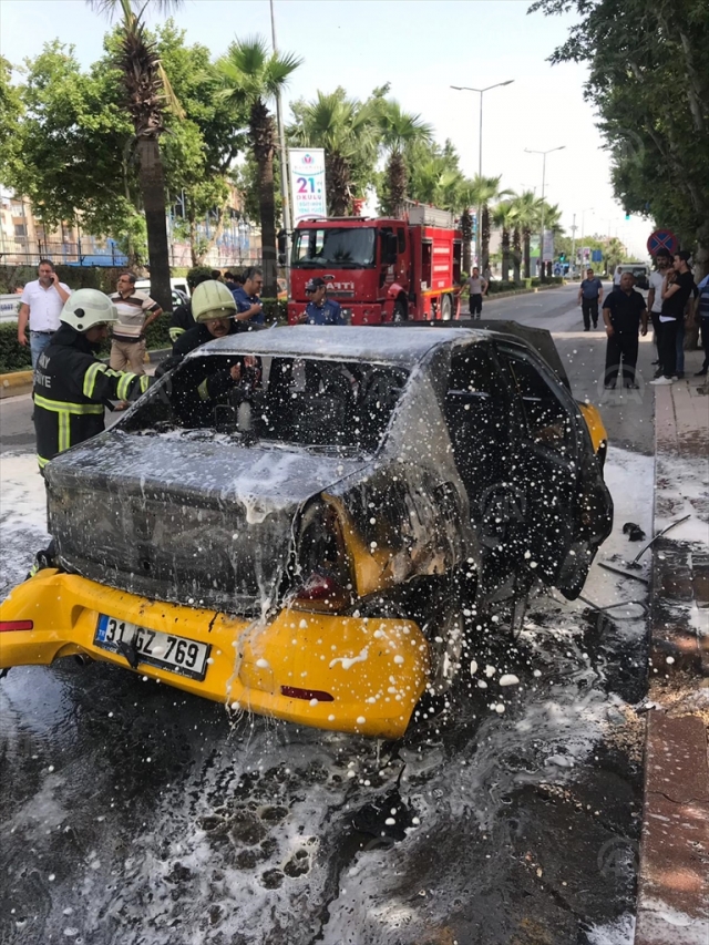 ​Hatay'da seyir halindeki otomobil yandı