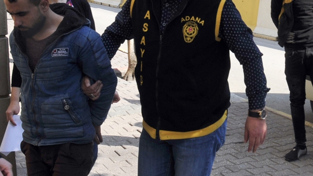 Hırsızlık için girdikleri evde bir kişiyi rehin aldılar