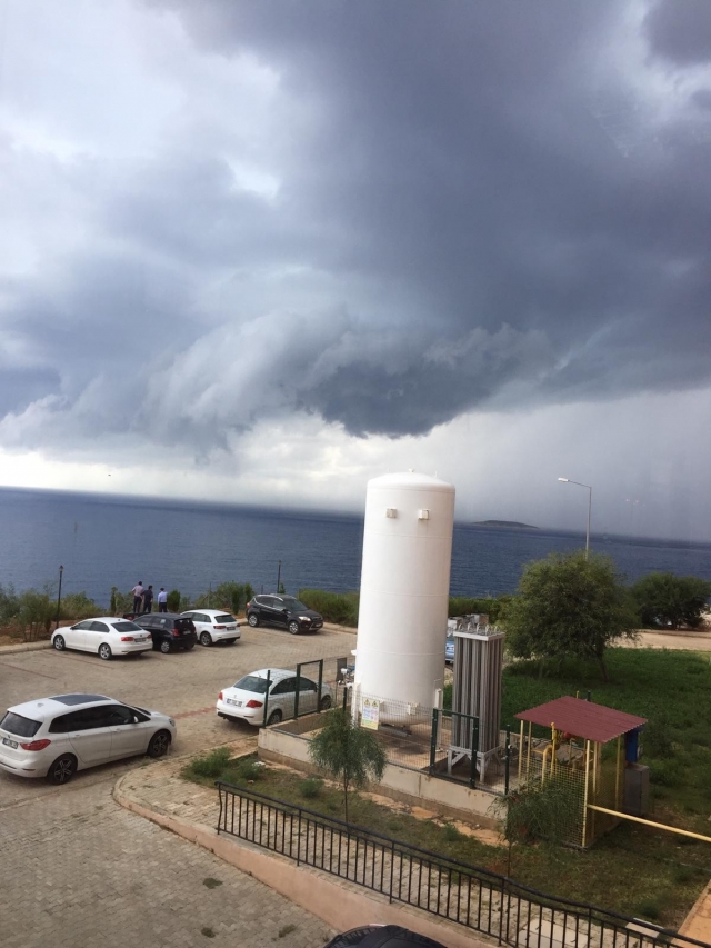 Hortum denizdeki yelkenli bir yatın yakınından geçti