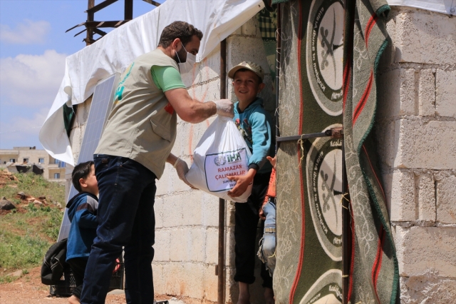 İHH'dan Afrin'de 3 bin 500 aileye gıda kolisi yardımı