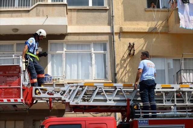 İpe dolanan ebabili itfaiye kurtardı