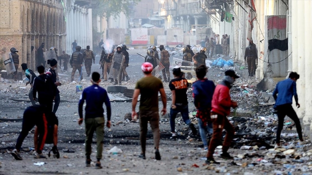 Irak'ın Zikar kentinde protestocular valilik binasını ateşe verdi